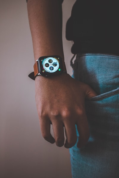 人穿着smartwatch
